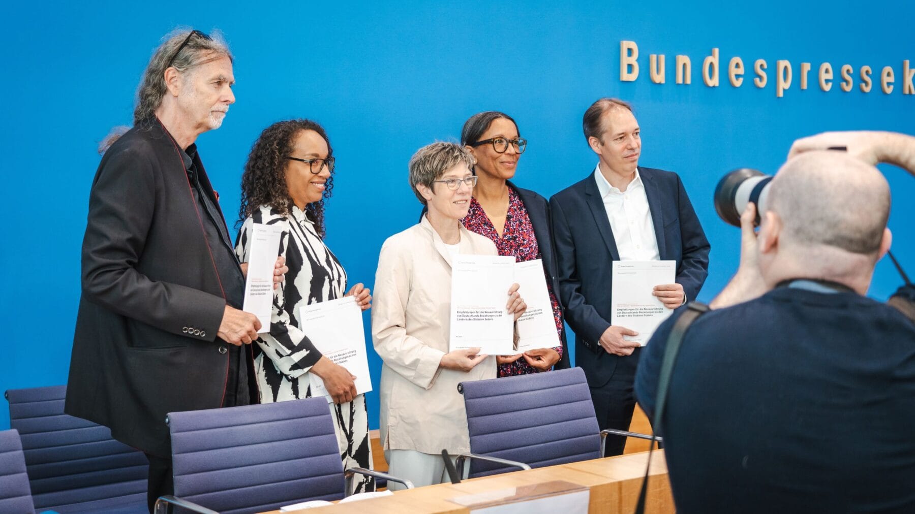 Walter Lindner, Maria-Yassin Jah, Annegret Kramp-Karrenbauer, Janina Kugel & Michael Krake während der Vorstellung vor der Bundespressekonferenz