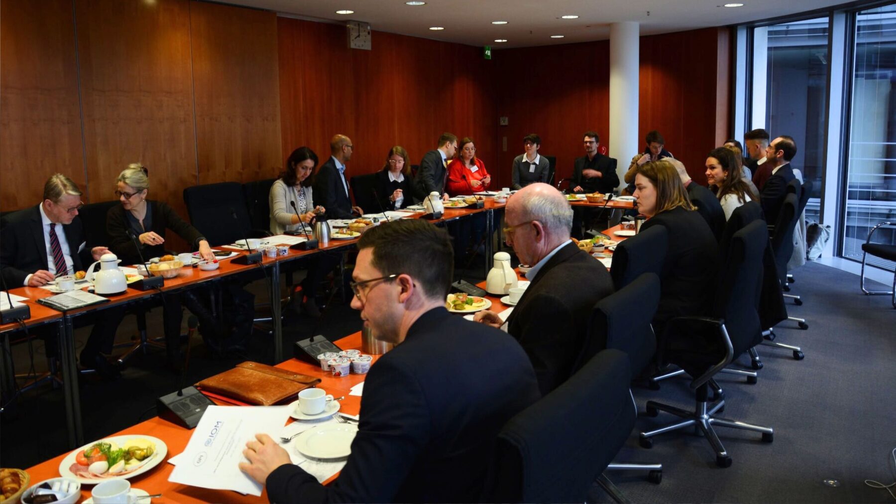 Abgeordnete im Gespräch beim Global Perspectives Parlamentarischen Frühstück "Jobs and Migration"